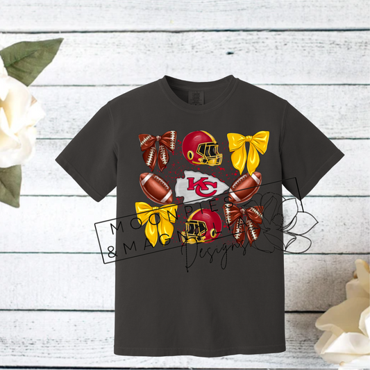 CHIEFS BOWS AND FOOTBALLS COMFORT COLOR T-SHIRT