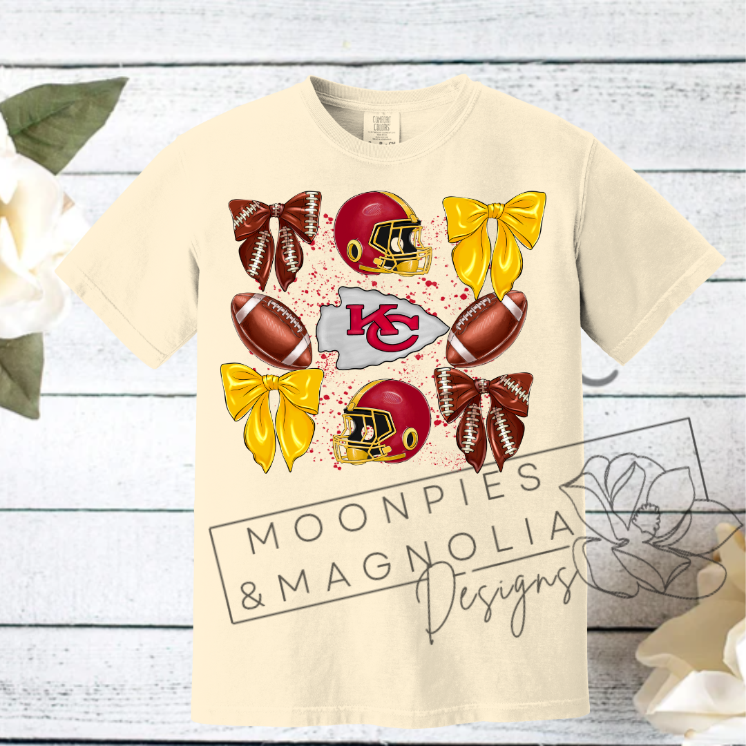 CHIEFS BOWS AND FOOTBALLS COMFORT COLOR T-SHIRT