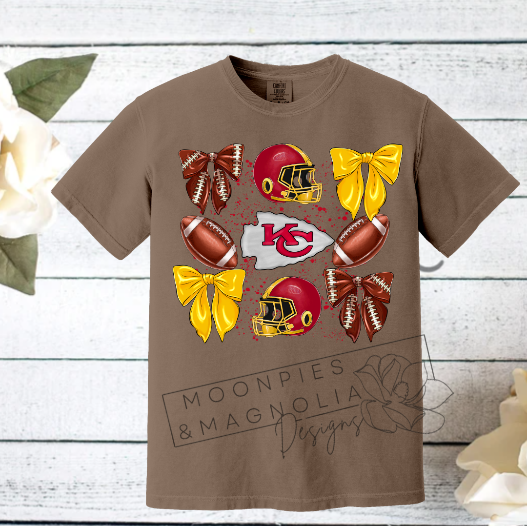 CHIEFS BOWS AND FOOTBALLS COMFORT COLOR T-SHIRT